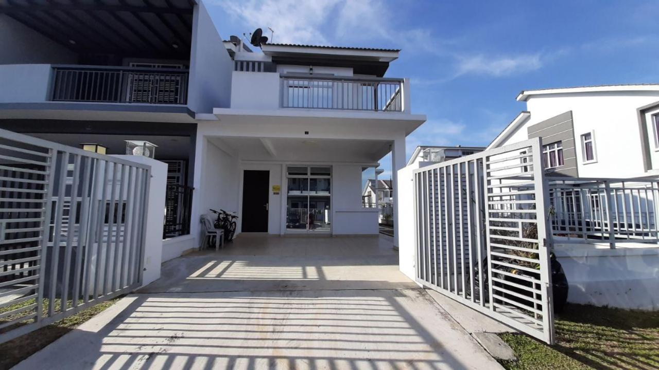 Homestay Greenway Pasir Gudang Exterior photo